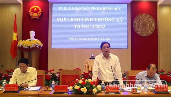 Ông Nguyễn Tấn Tuân - Phó Bí thư Tỉnh ủy, Chủ tịch UBND tỉnh Khánh Hòa (đứng giữa) phát biểu chỉ đạo tại cuộc họp. Ông Nguyễn Tấn Tuân - Phó Bí thư Tỉnh ủy, Chủ tịch UBND tỉnh Khánh Hòa (đứng giữa) phát biểu chỉ đạo tại cuộc họp.